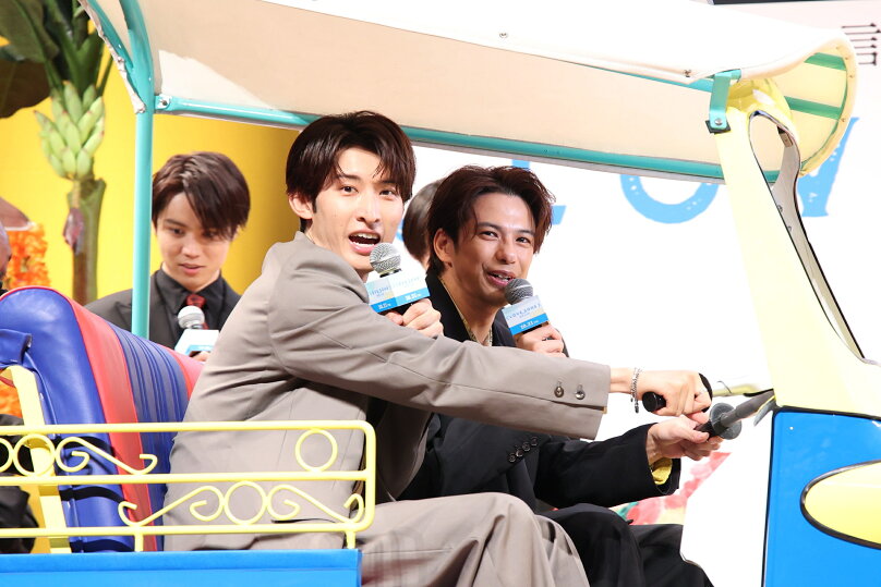 森崎ウィン＆向井康二、仲良くトゥクトゥクに乗って登場！ 映画