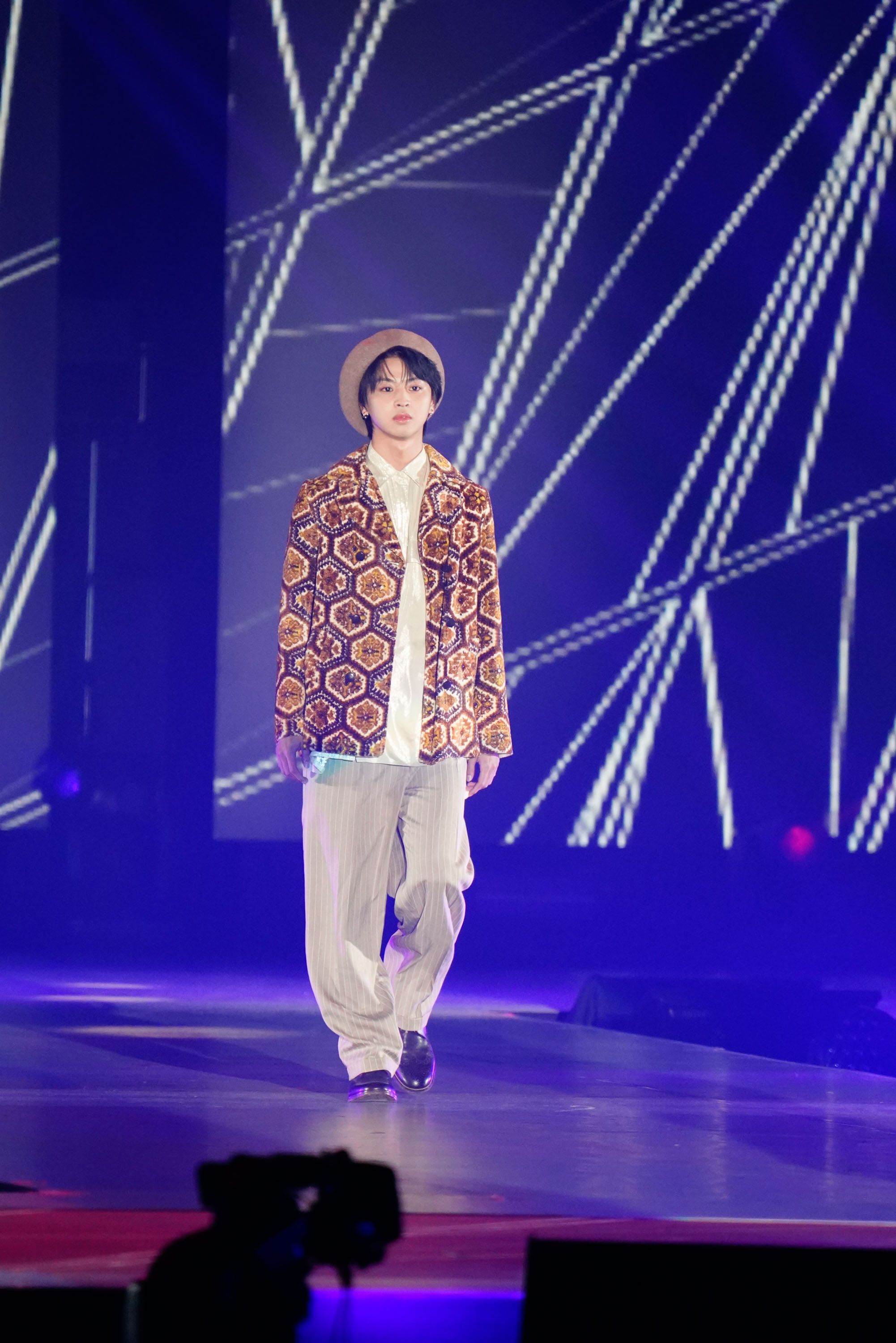 藤本洸大、初ランウェイでのシークレットウィンク☆で歓声浴びる