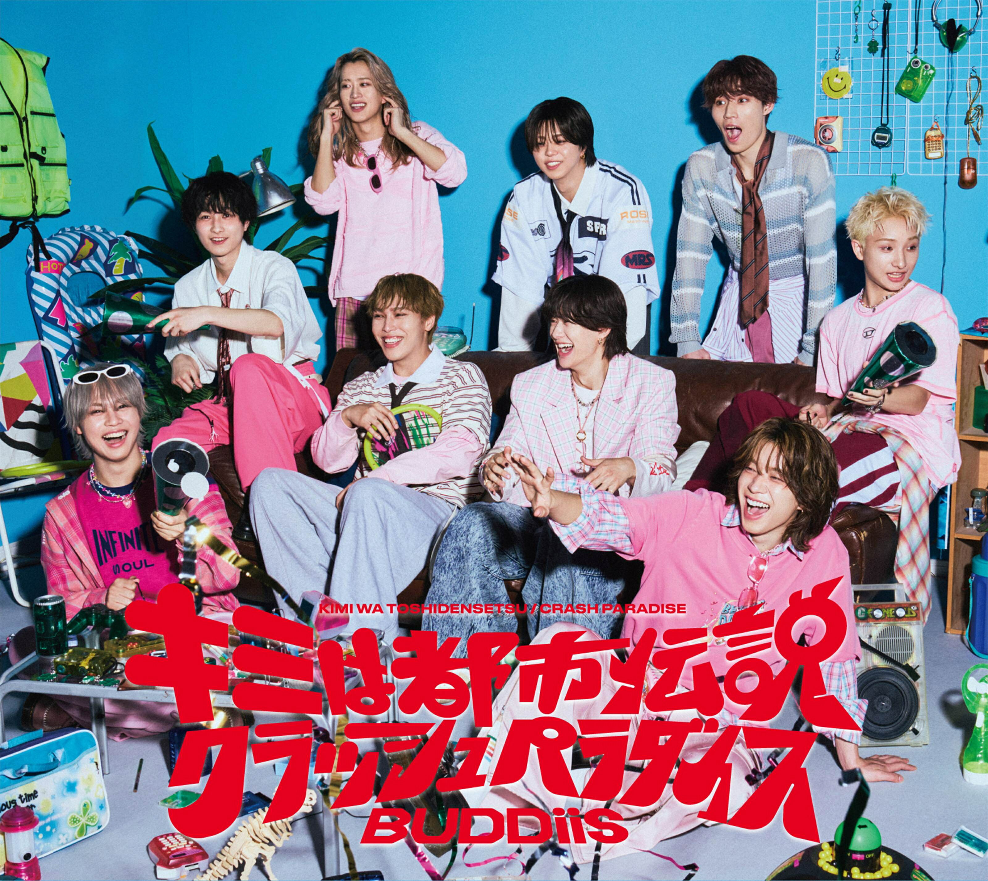 BUDDiiS MV 'Kimi wa Toshidensetsu' - kostum pink dan suasana komedi