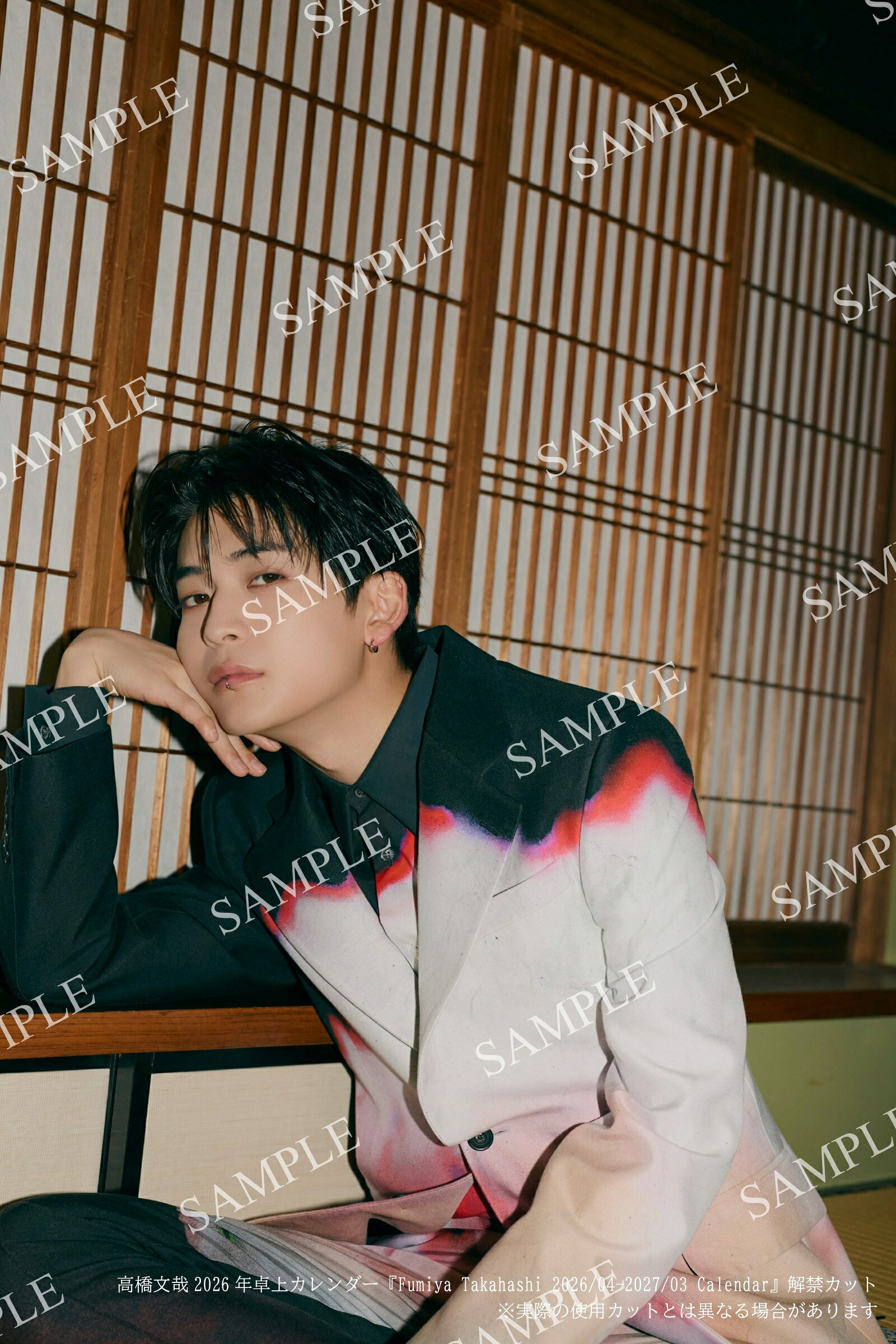 高橋文哉、“オトナでスタイリッシュ”な2026年カレンダー発売！ 本人