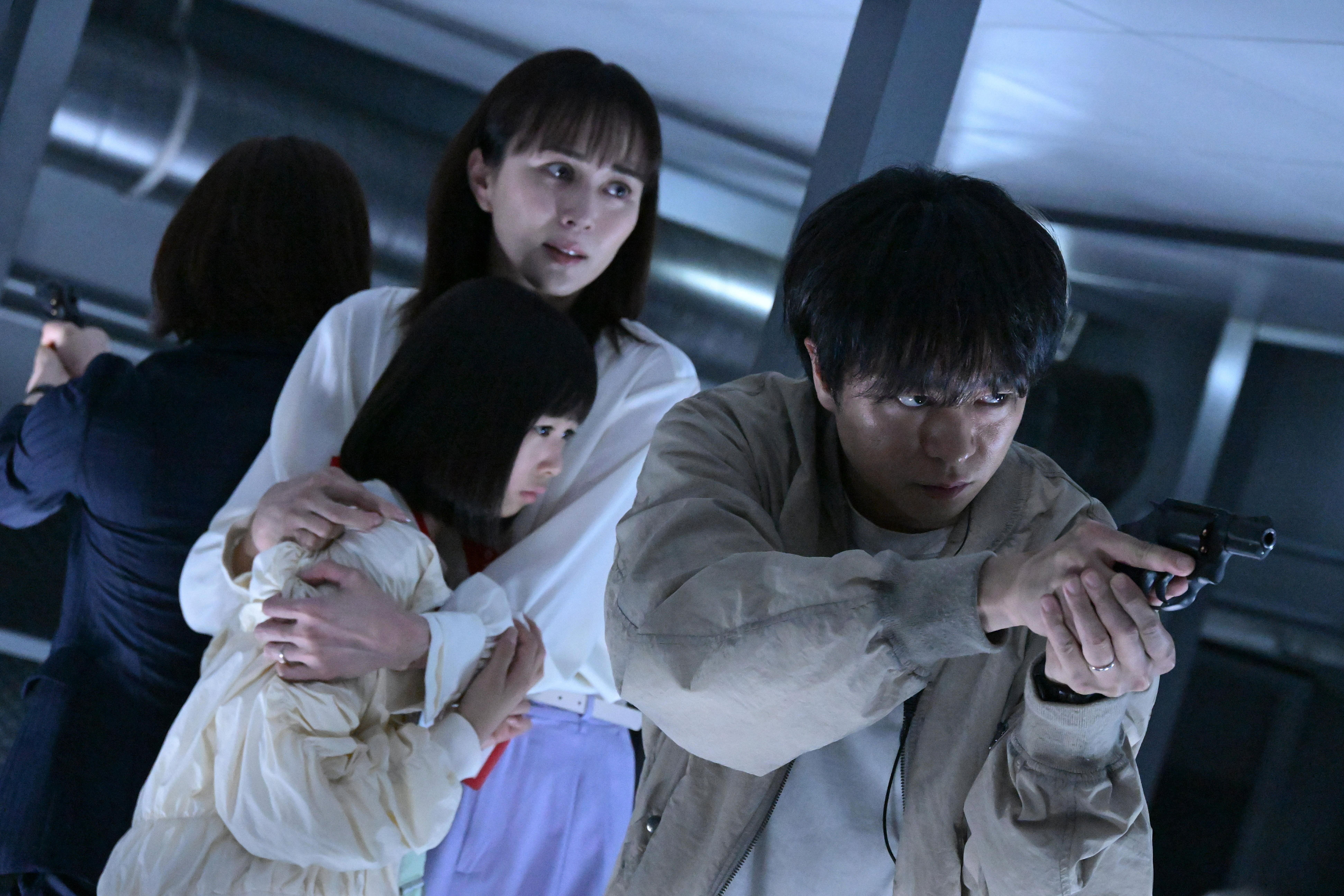 【新品、未開封】新空港占拠　DVD 6枚　桜井翔　ジェシー　菊池風磨 Amazon.co.jp: 【メーカー特典あり】「新空港占拠」DVD-BOX