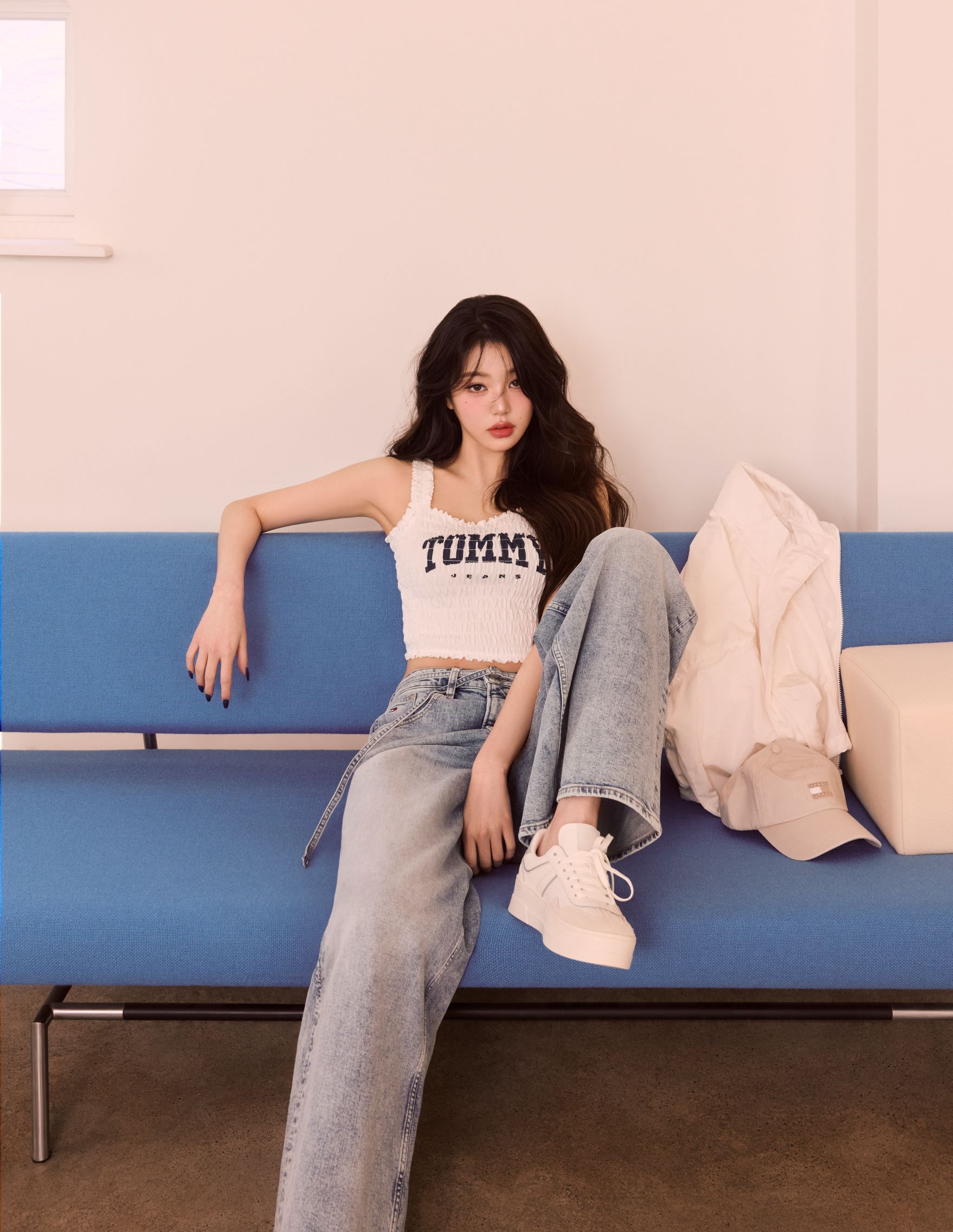 トミー ジーンズ/IVE チャンウォンヨン着用/スリム Tシャツ IVE・ウォニョン、くびれ＆美脚を大胆披露 「トミー ジーンズ