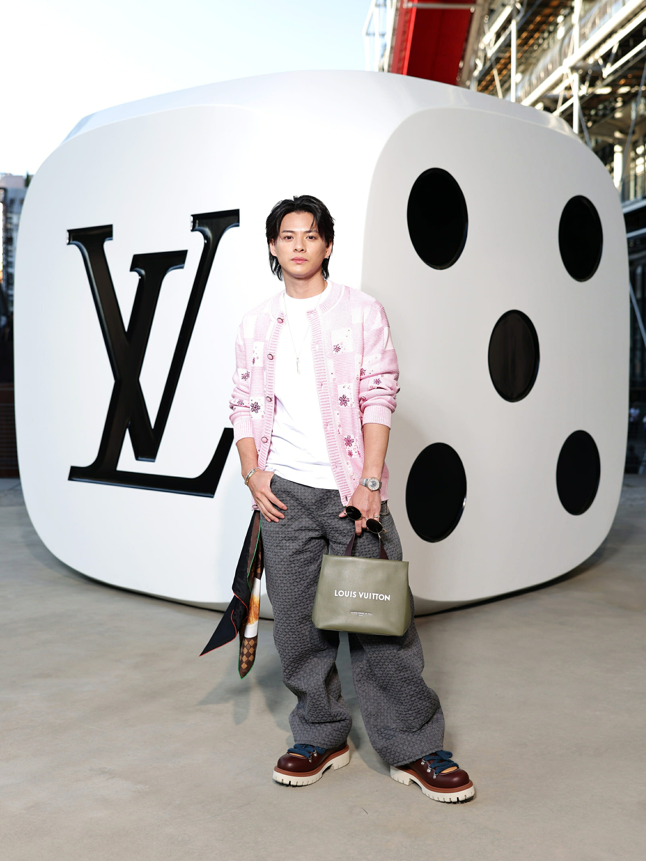 紫耀 VOGUE JAPAN』8月号の表紙を飾った平野紫耀の本誌未公開カットを