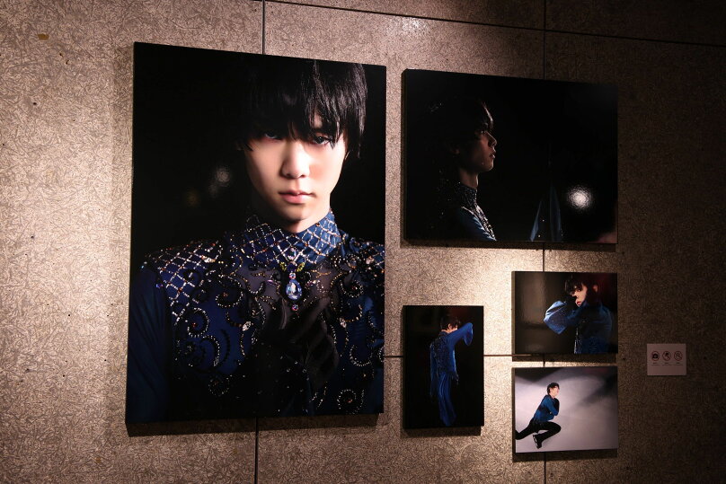 羽生結弦の存在を感じられる！写真集記念の衣装＆写真展の内部を