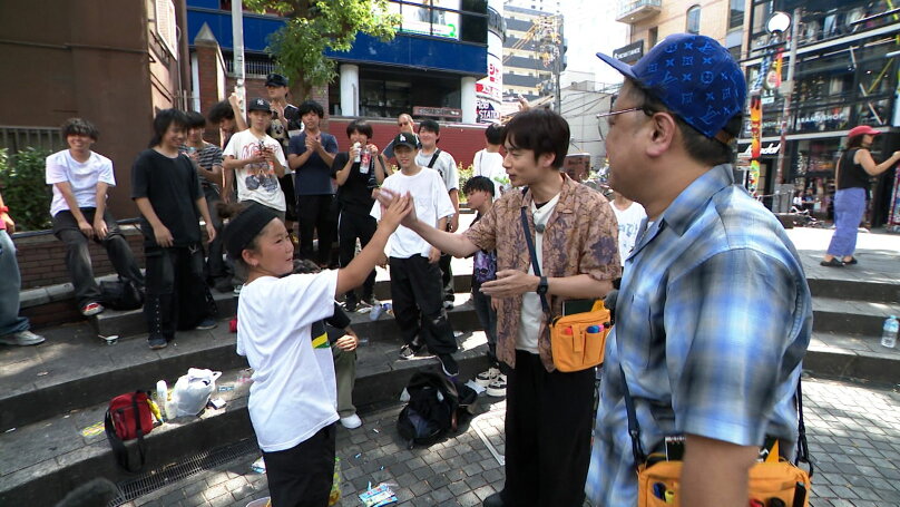 中丸雄一、アメ村でUFOとの交信儀式&ポールダンサーと出会う「ラクガキさんぽ」第2回 - 推し楽
