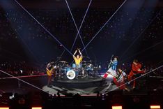 SUPER EIGHTが日本武道館で初のライブ公演！ 横山の思い出の曲を5人で