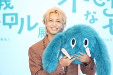 King & Prince・髙橋海人、ボードで大ジャンプ！ トリデン新CMに「So