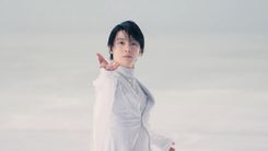 羽生結弦×AQUA、CM衣装がイオン幕張新都心で展示！ 来場者に
