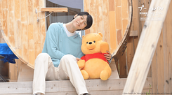 羽生結弦×くまのプーさん、“やさしい時間”に密着！ メモリーブックの