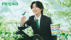 目黒蓮「ネピア営業」コラボ木製IDケースが抽選で1000名に！ 10/1から