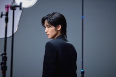 目黒蓮がモノクロ画面に色を吹き込む！「REGZA」新CMに登場 - 推し楽