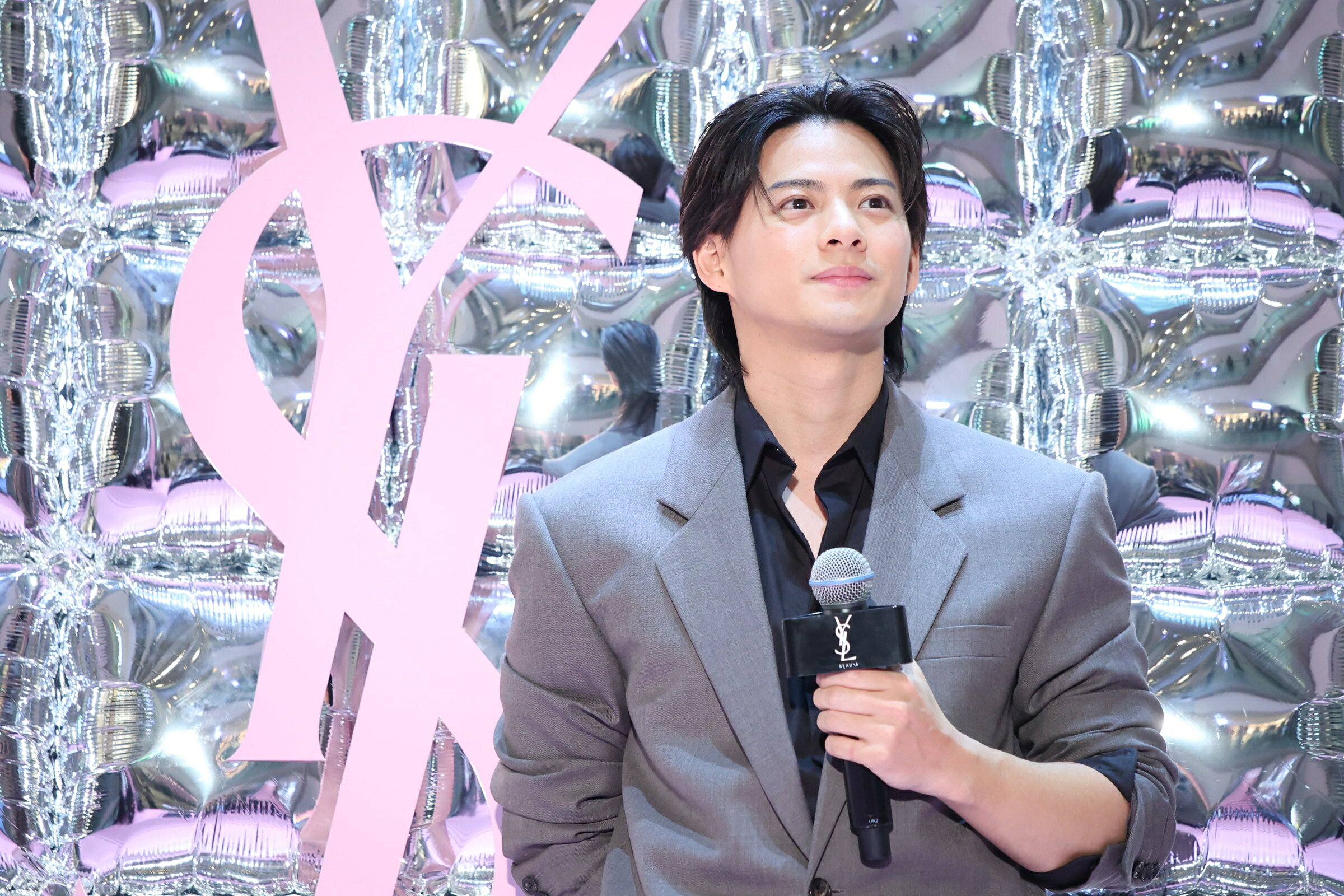 平野紫耀“魔法”のチークでYSLイベント登壇！ 七夕の願い事は「プールに